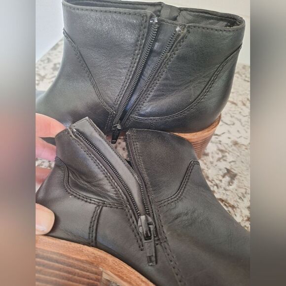 Clarks Black Leather Zip Comfort Ankle Boots Womens Size 8.5 M - Picture 4 of 8